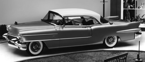 Cadillac El Dorado от 1950 г. има мини бар в жабката си! Малко не е в унисон с безопасното шофиране, но идейно.
 